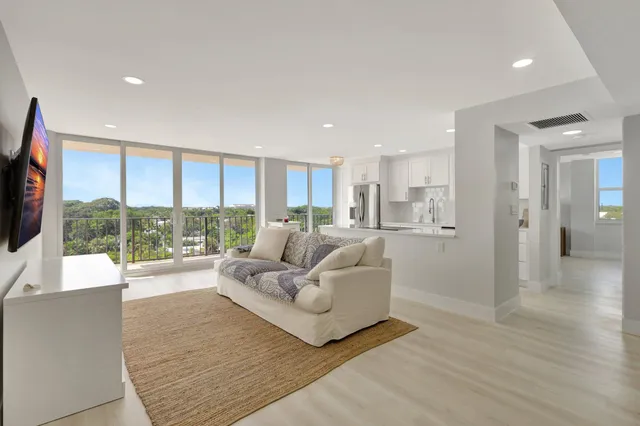 $588,000 | 1801 South Flagler Drive, Unit 701, West Palm Beach, FL 33401