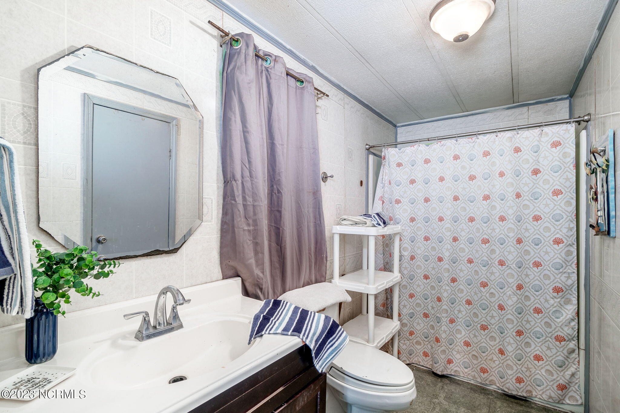 115 Conway Road Beaufort, NC 28516 - Photo 15 of 28 En suite primary bathroom