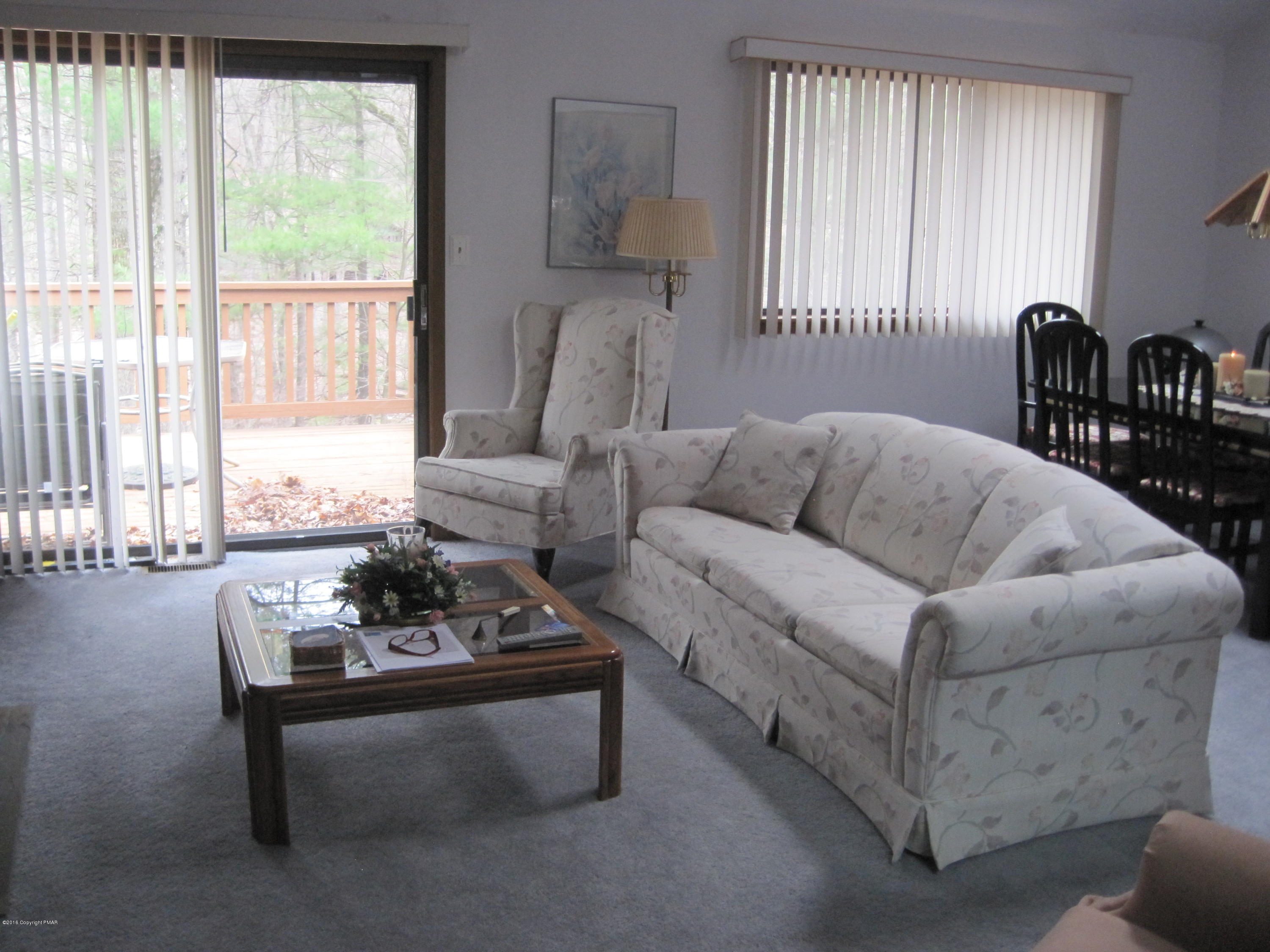 157 Stream Court Bushkill, PA 18324 - Photo 4 of 16 LIVING ROOM