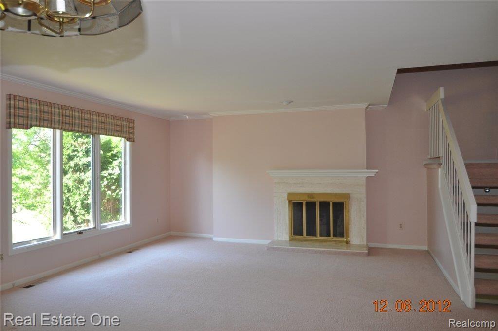 864 GreenView Court Rochester, MI 48307 - Photo 21 of 25 Huge family room