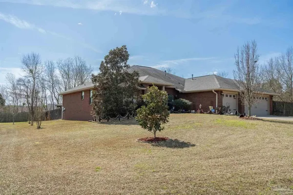 a view of a yard with a house