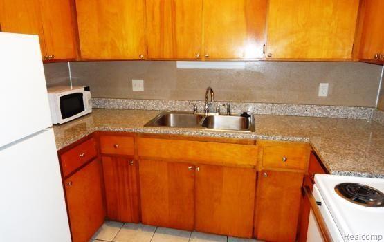 5685 Pontiac Lake Road, Unit 3 Waterford, MI 48327 - Photo 3 of 8