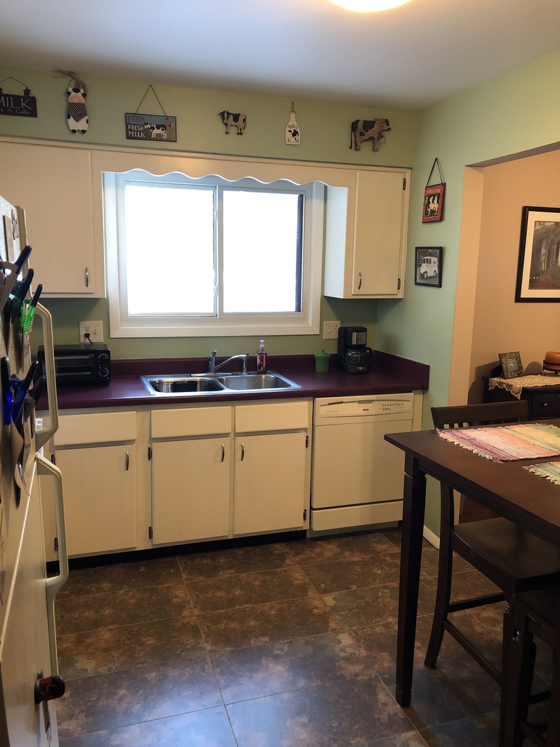 1653 Dover Court, Unit D Wheaton, IL 60189 - Photo 4 of 9
