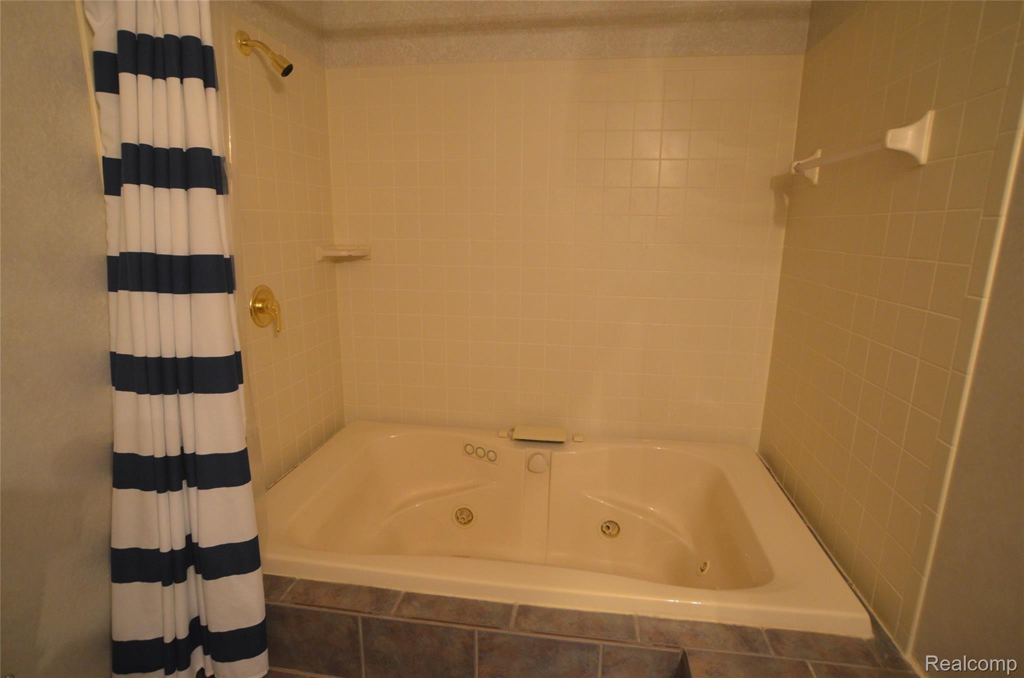 1649 Millbrook Road Canton, MI 48188 - Photo 38 of 44 Jetted Tub / Shower Combo