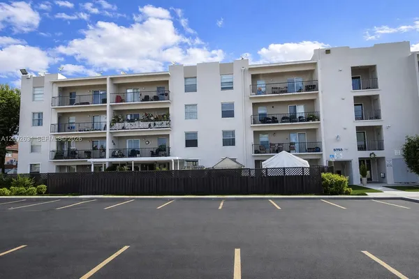 $2,400 | 5755 West 20th Avenue, Unit 406, Hialeah, FL 33012