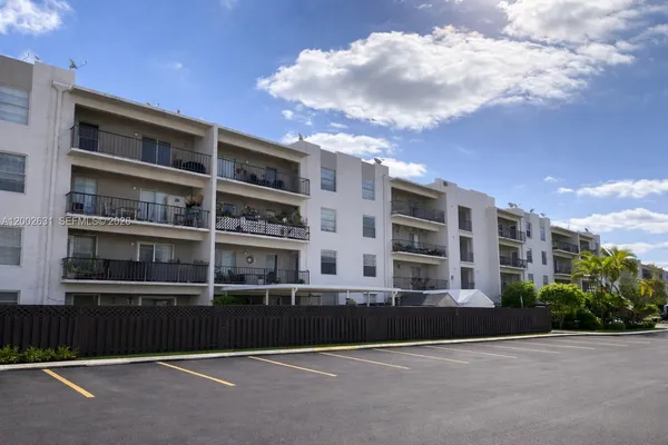 $2,400 | 5755 West 20th Avenue, Unit 406, Hialeah, FL 33012