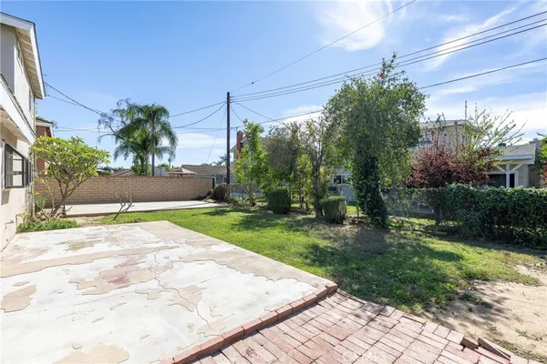 a view of a yard in front of a house