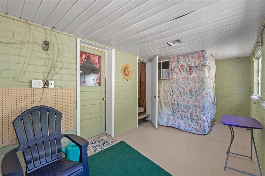 801 Bower Hill Road Bridgeville, PA 15017 - Photo 5 of 34 a living room with furniture and a window