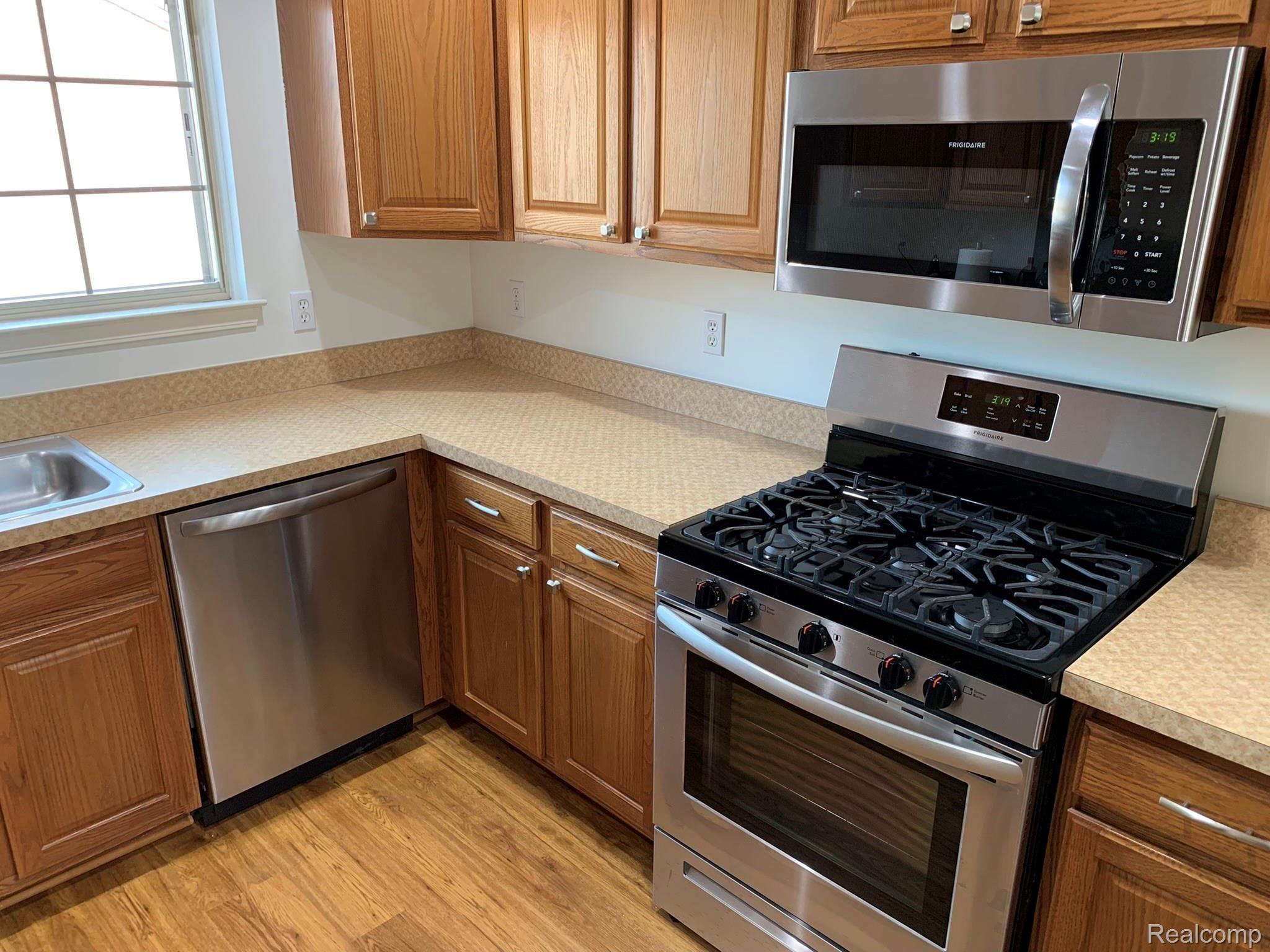 16826 Farmington Road Livonia, MI 48154 - Photo 9 of 36 All New SS Appliances