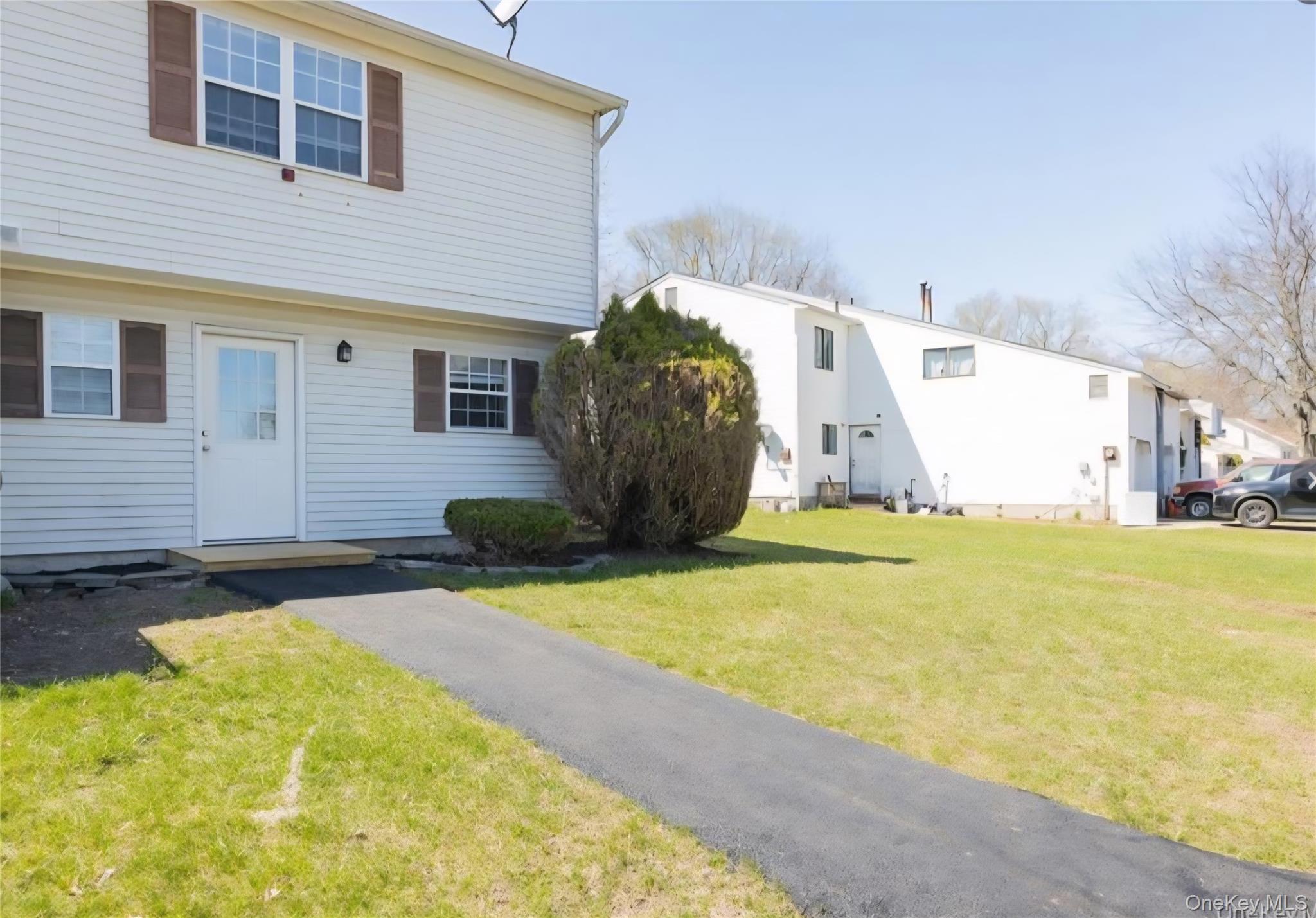 View of front facade featuring a front yard
