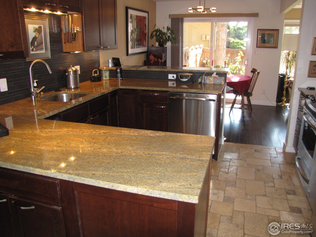 Slab Granit & Stainless Appliances