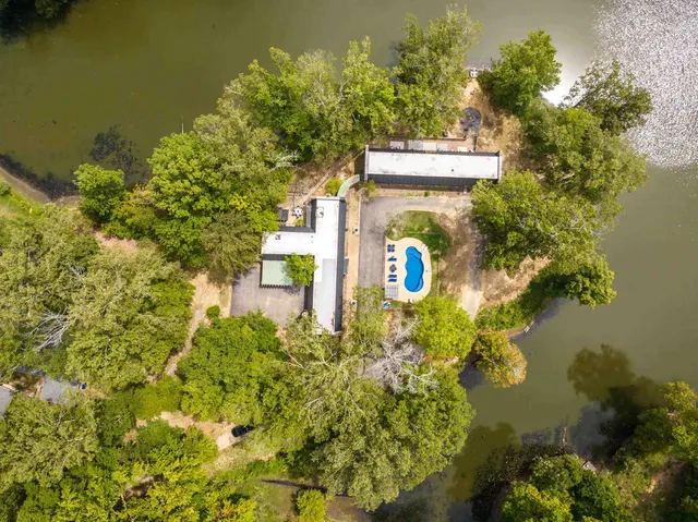 a sign that is sitting in front of a blue and white house