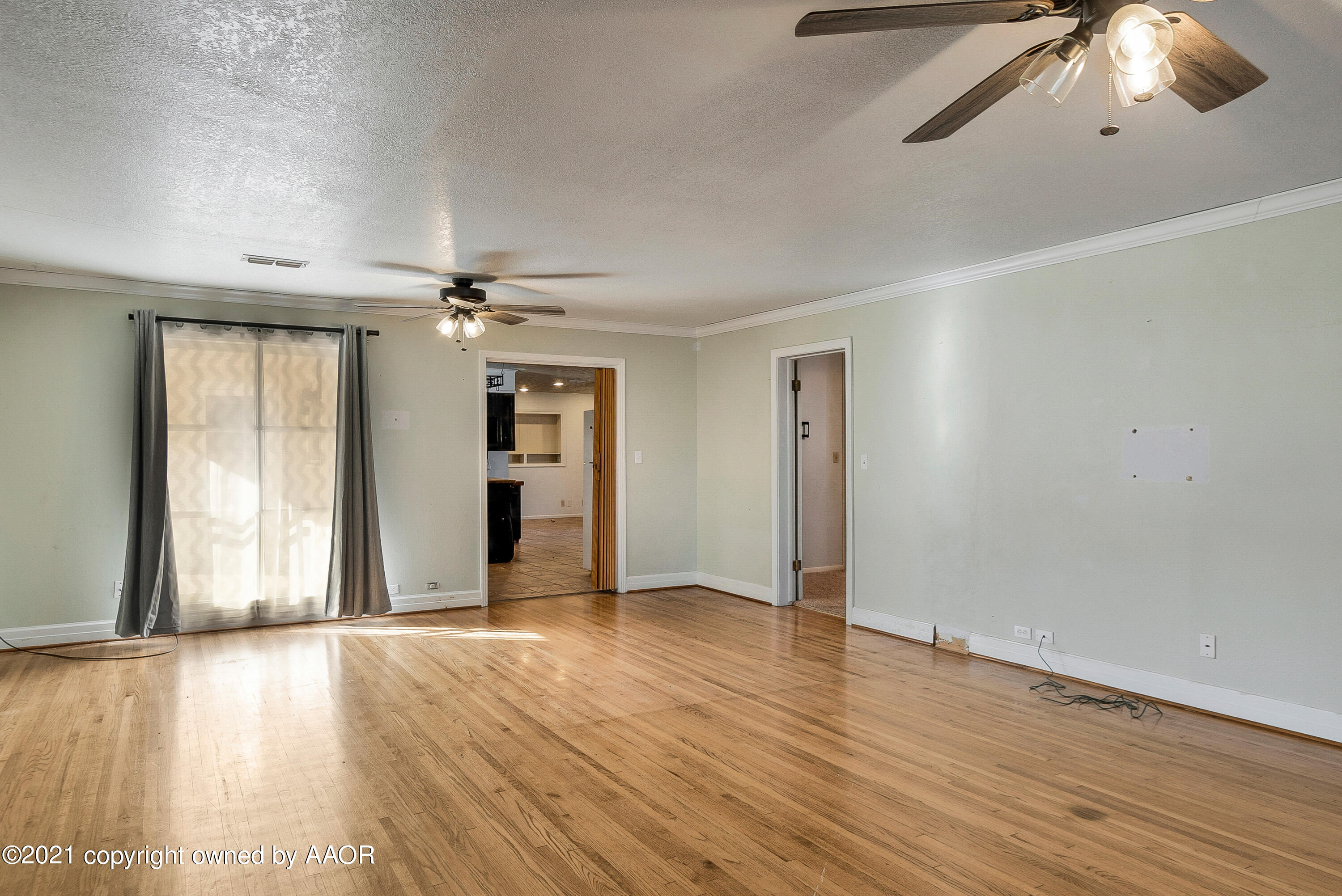1102 South Colgate Street Perryton, TX 79070 - Photo 5 of 20 005_Living Room