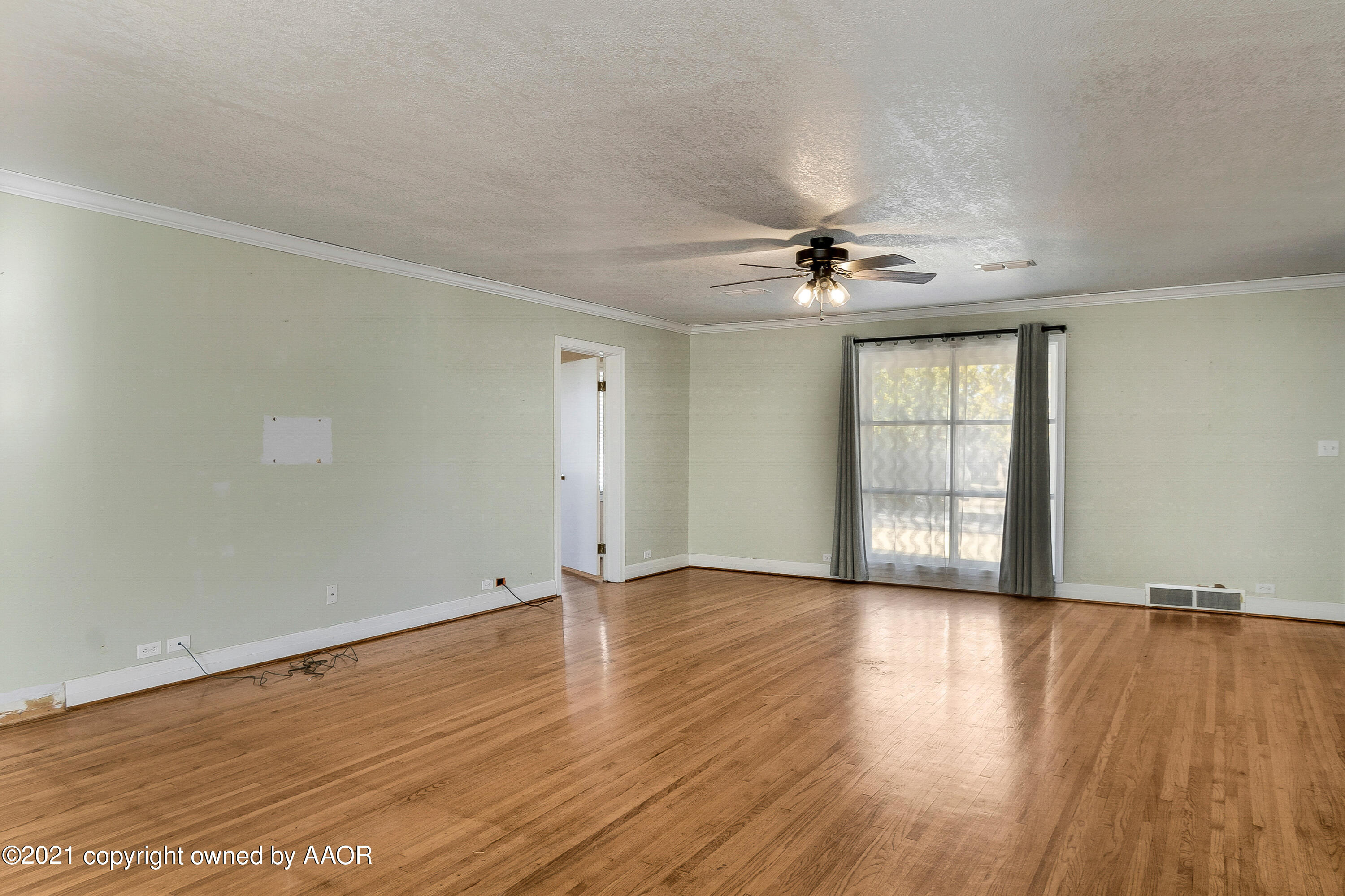 1102 South Colgate Street Perryton, TX 79070 - Photo 6 of 20 006_Living Room