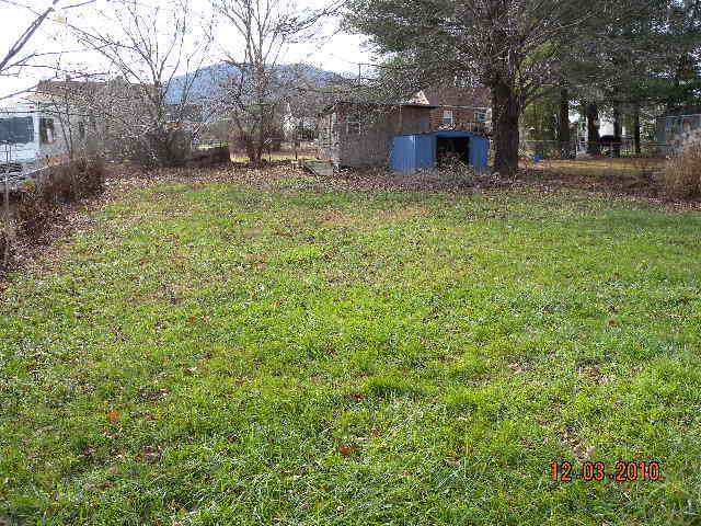 1107 Gearhart Road Southeast Roanoke, VA 24014 - Photo 3 of 11 Back yard