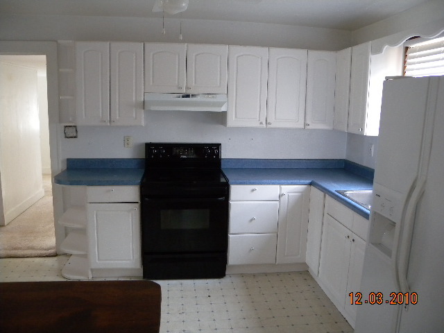 1107 Gearhart Road Southeast Roanoke, VA 24014 - Photo 5 of 11 Kitchen view 1