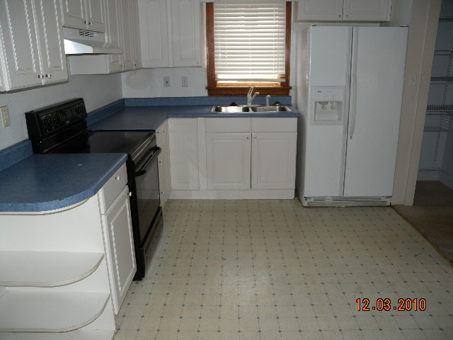 1107 Gearhart Road Southeast Roanoke, VA 24014 - Photo 6 of 11 Kitchen view 2