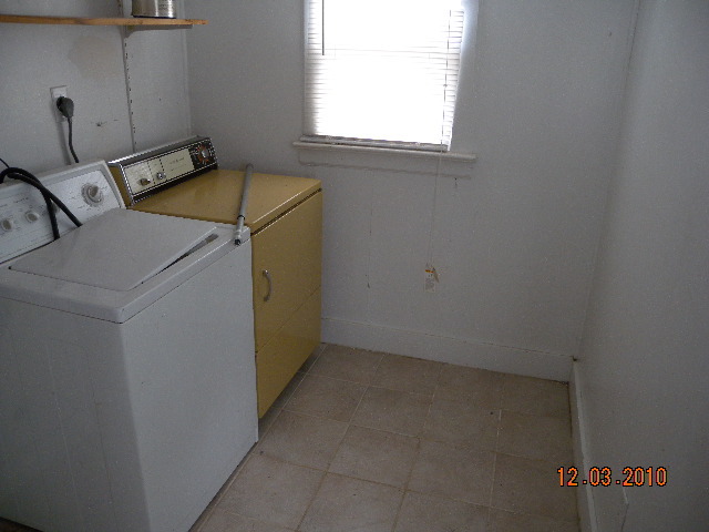 1107 Gearhart Road Southeast Roanoke, VA 24014 - Photo 10 of 11 Laundry room