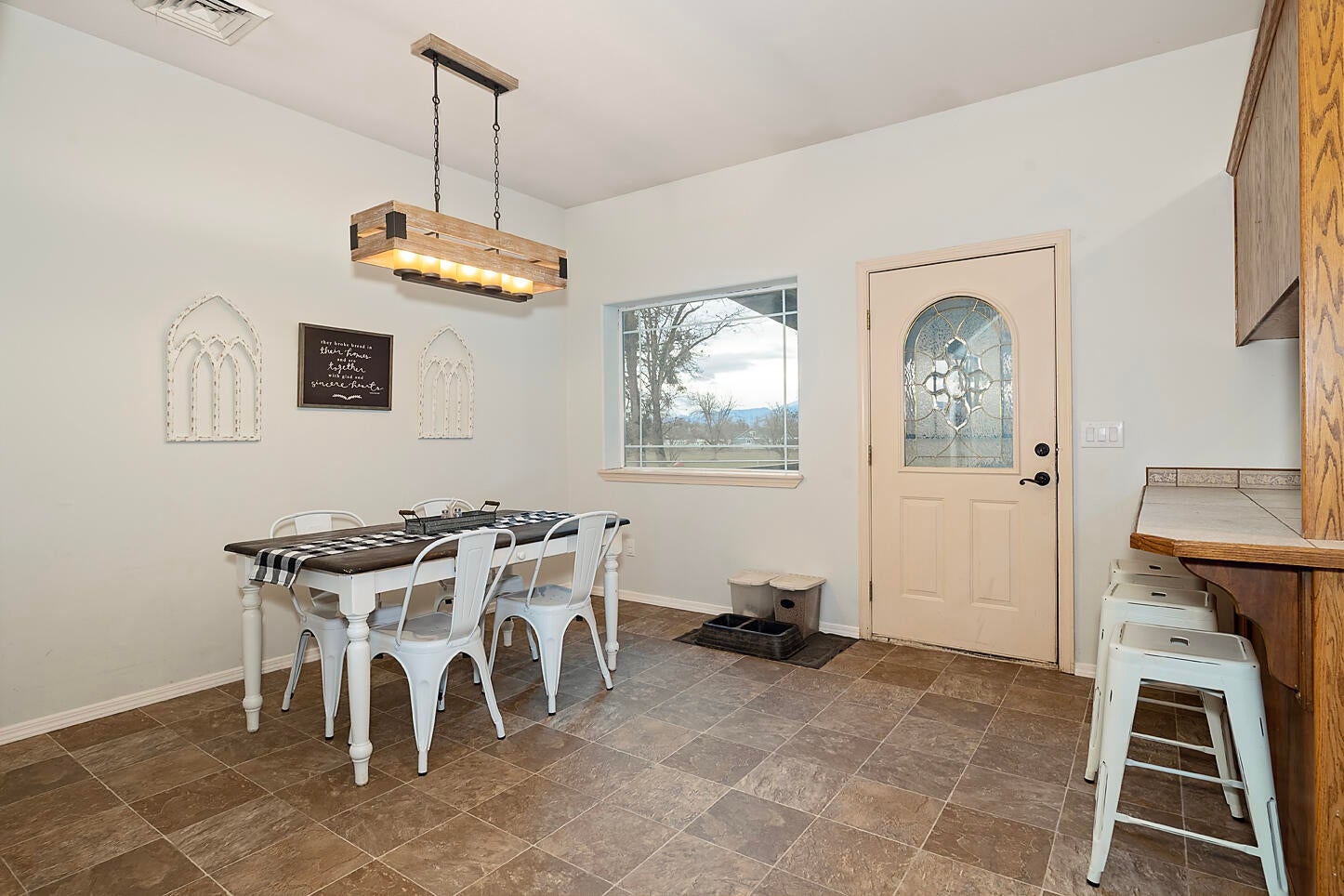 1429 Gibbon Road Central Point, OR 97502 - Photo 6 of 28 Dining area
