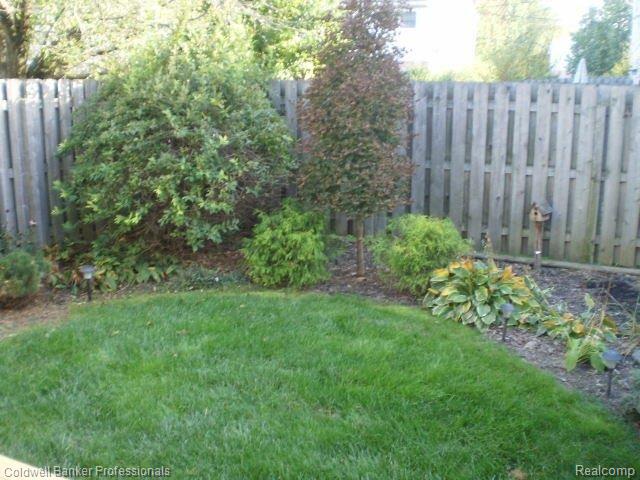 101 Stratford Lane, Unit 85 Rochester, MI 48309 - Photo 20 of 25 Backyard
