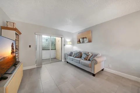 $98,000 | 2812 Garden Drive South, Unit 109, Lake Worth, FL 33461