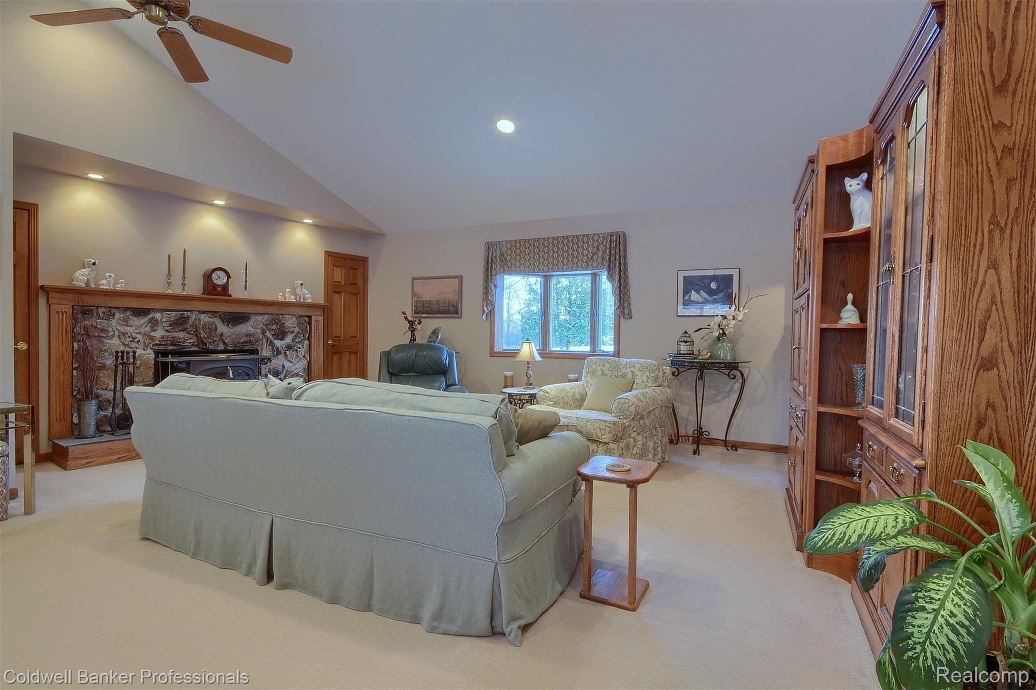9503 Warren Road Plymouth, MI 48170 - Photo 21 of 58 21-Family Room 2nd View.jpg