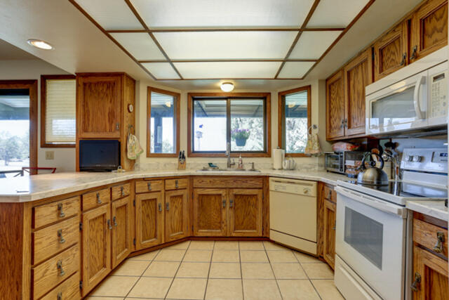 63825 Pioneer Loop Bend, OR 97701 - Photo 7 of 38 63825 Pioneer Lp-6