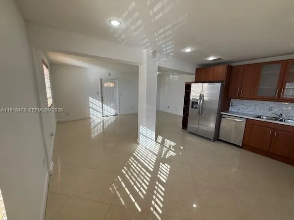 $2,000 | 421 Northeast 1st Street, Unit 119, Hallandale Beach, FL 33009