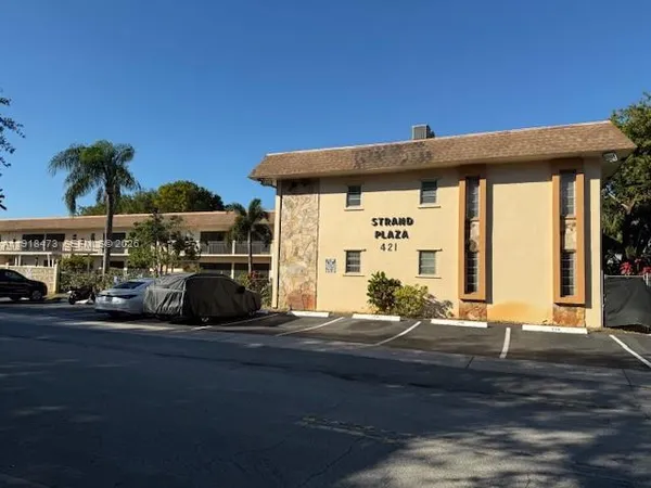 $2,000 | 421 Northeast 1st Street, Unit 119, Hallandale Beach, FL 33009