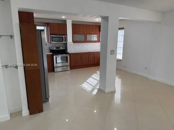 $2,000 | 421 Northeast 1st Street, Unit 119, Hallandale Beach, FL 33009