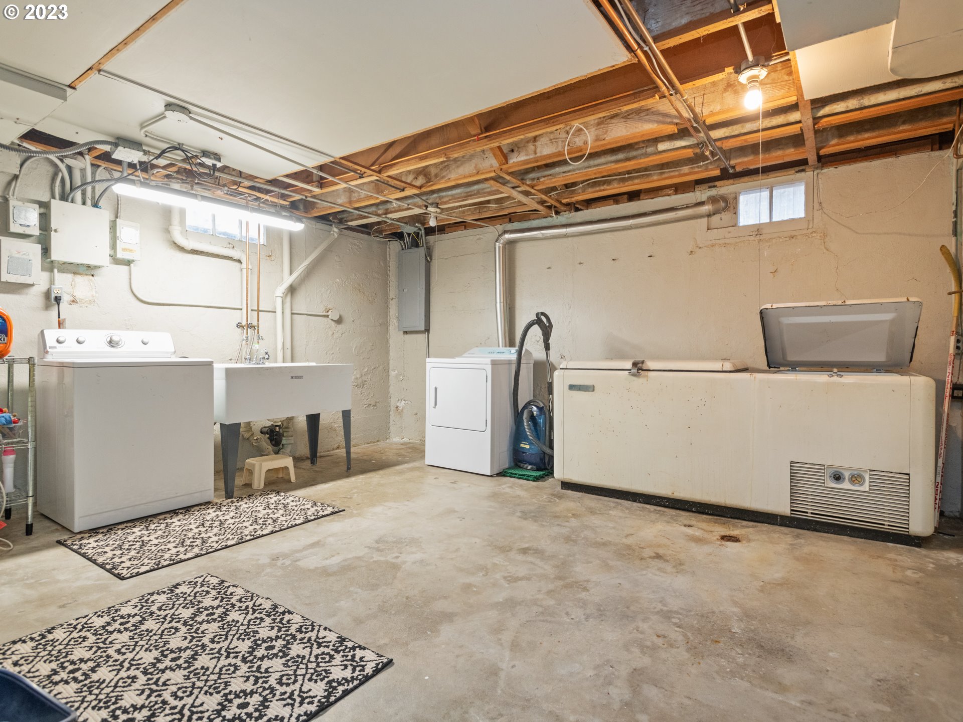 7825 Southeast Reed College Place Portland, OR 97202 - Photo 17 of 27 Laundry