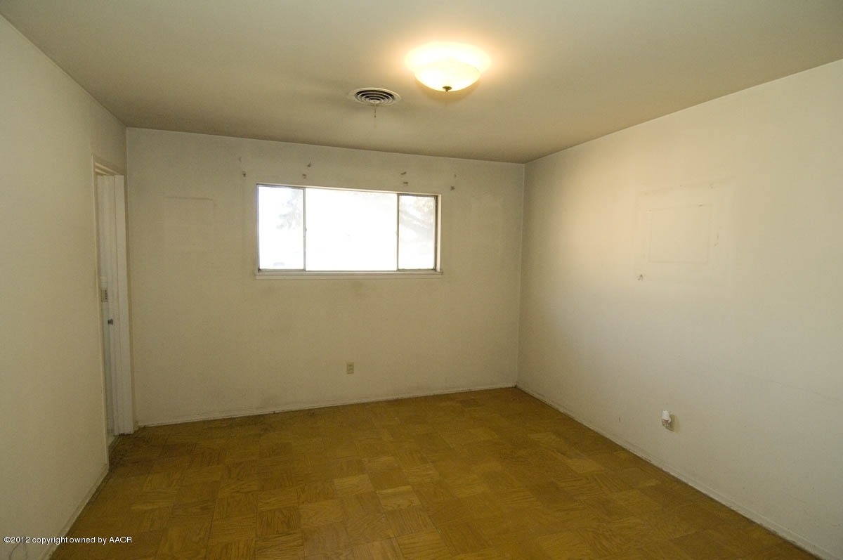 1020 South Rusk Street Amarillo, TX 79102 - Photo 14 of 32 an empty room with a empty space and windows