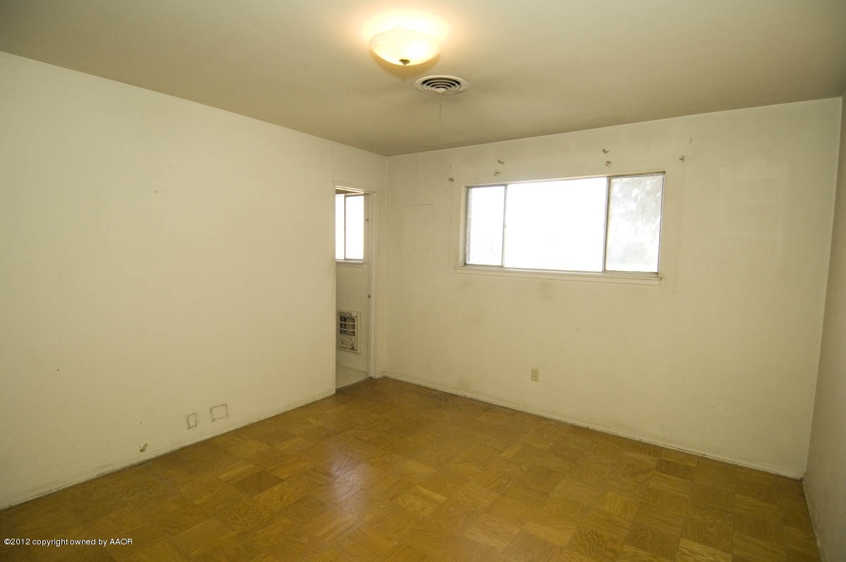 1020 South Rusk Street Amarillo, TX 79102 - Photo 15 of 32 an empty room with windows