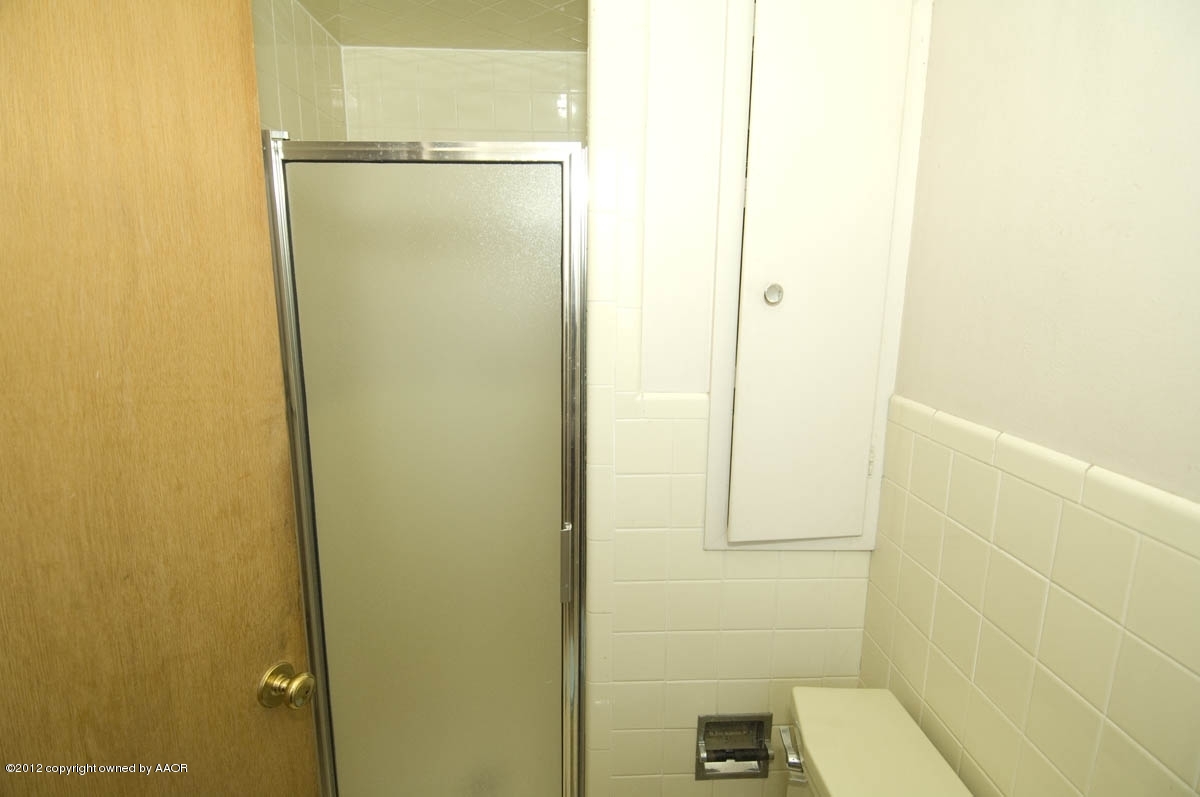 1020 South Rusk Street Amarillo, TX 79102 - Photo 17 of 32 a bathroom with a glass shower door