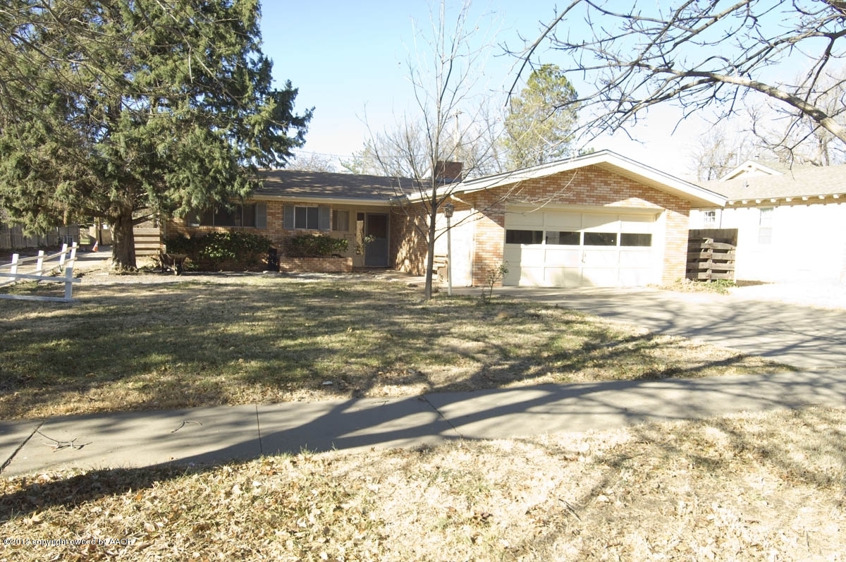 1020 South Rusk Street Amarillo, TX 79102 - Photo 2 of 32 a front view of a house with a garden