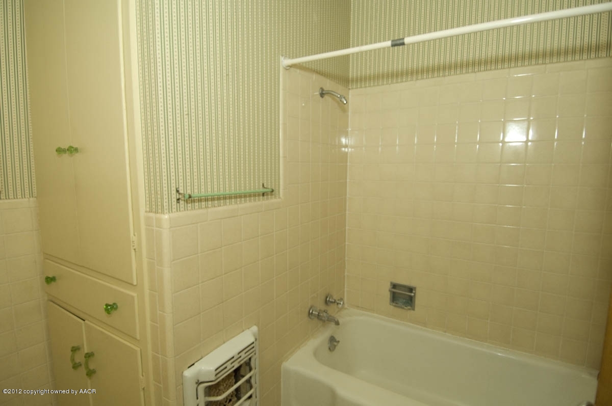 1020 South Rusk Street Amarillo, TX 79102 - Photo 21 of 32 a bathroom with a bathtub and a shower