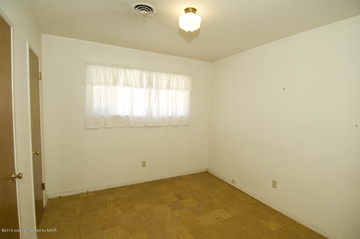 1020 South Rusk Street Amarillo, TX 79102 - Photo 22 of 32 an empty room with a window
