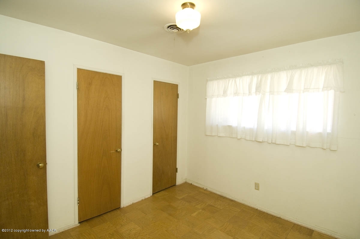 1020 South Rusk Street Amarillo, TX 79102 - Photo 23 of 32 a view of an empty room with a window