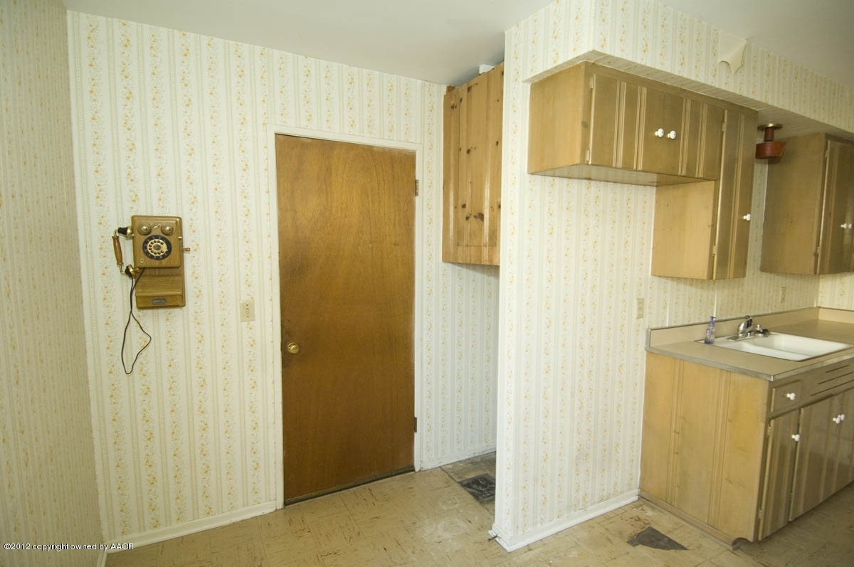 1020 South Rusk Street Amarillo, TX 79102 - Photo 24 of 32 a bathroom with a sink and a mirror