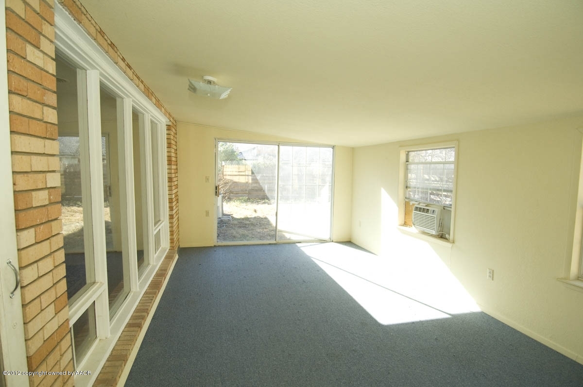 1020 South Rusk Street Amarillo, TX 79102 - Photo 27 of 32 a view of an empty room and a window