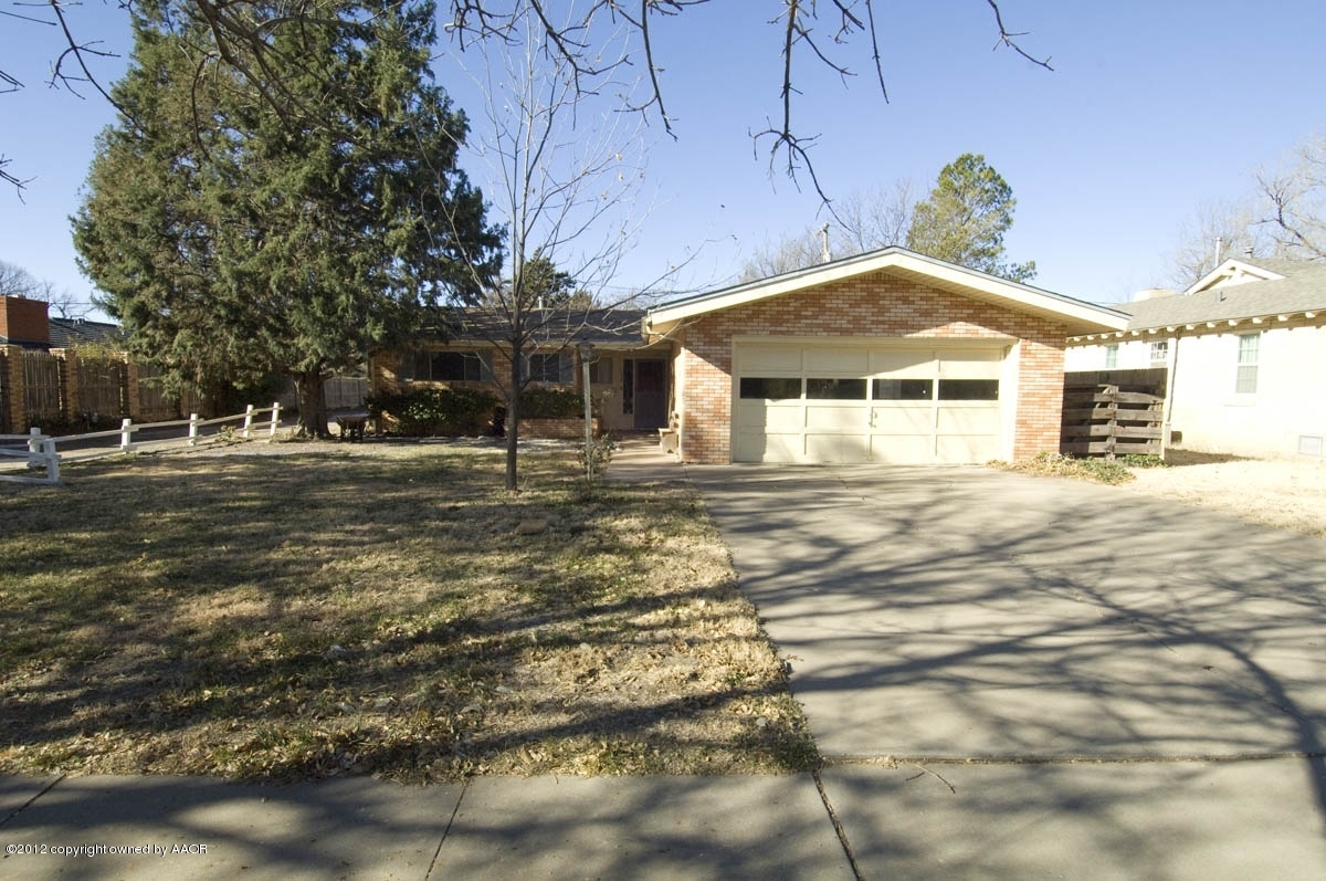 1020 South Rusk Street Amarillo, TX 79102 - Photo 5 of 32 a front view of a house with a yard