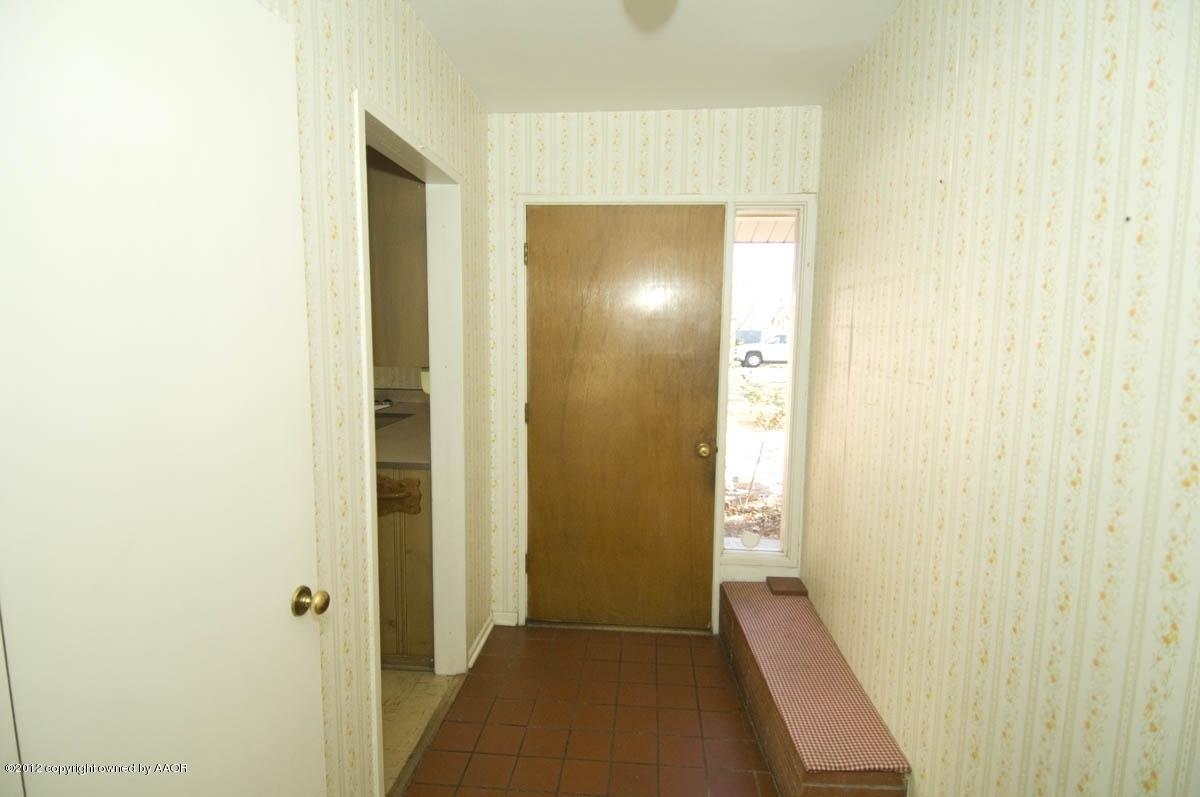 1020 South Rusk Street Amarillo, TX 79102 - Photo 6 of 32 a view of a hallway with wooden floor