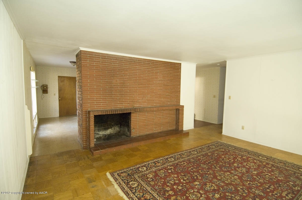 1020 South Rusk Street Amarillo, TX 79102 - Photo 8 of 32 an empty room with a fireplace