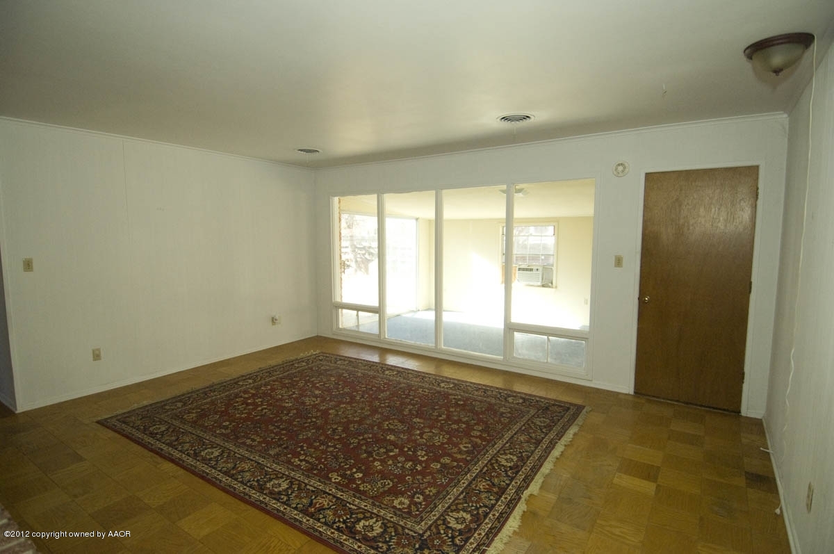 1020 South Rusk Street Amarillo, TX 79102 - Photo 9 of 32 a view of an empty room and window