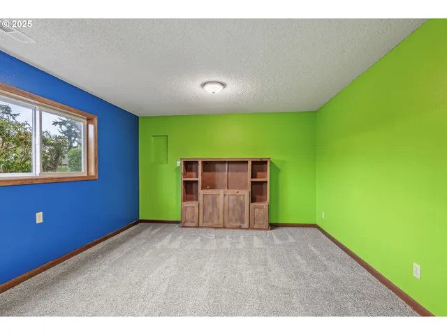 a view of empty room with window