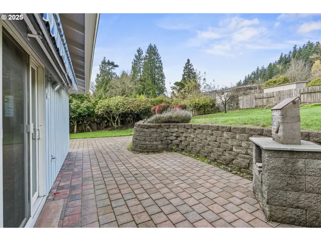 a view of a backyard