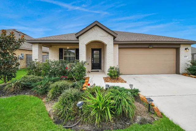 $299,990 | 14230 Elrington Holw Trail, Rosharon, TX 77583