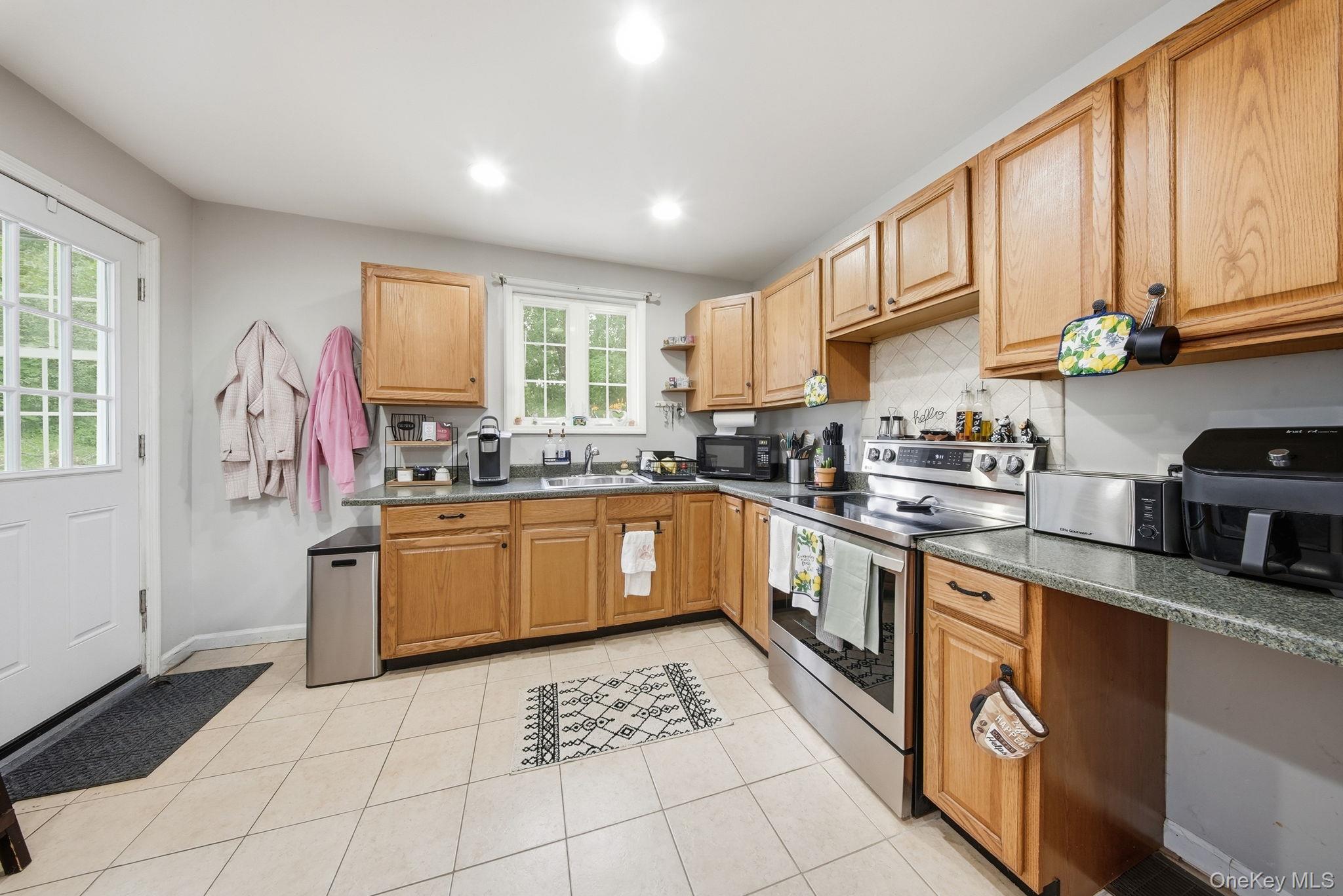 124 Bower Road Poughkeepsie, NY 12603 - Photo 10 of 29