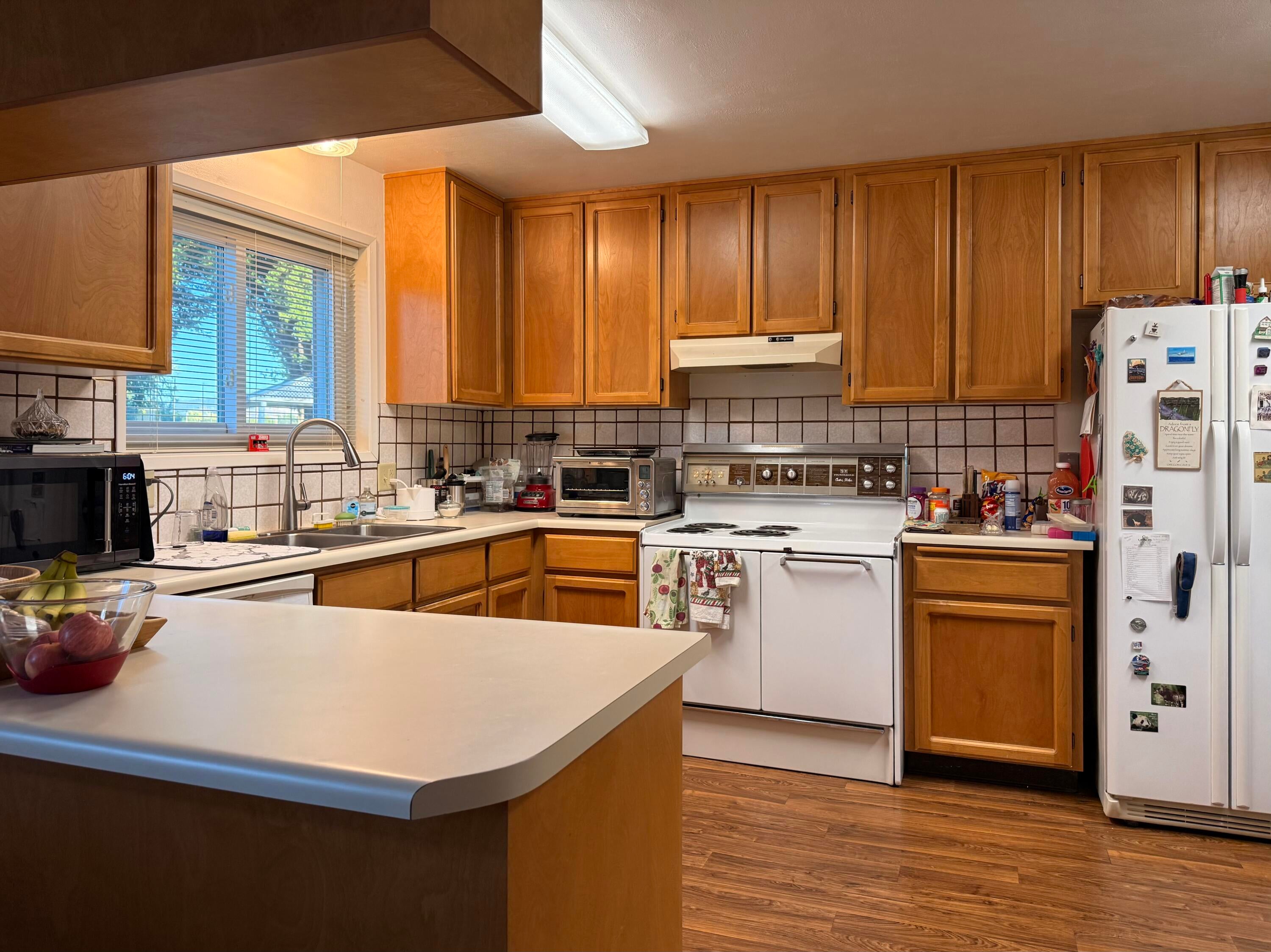 546 Laurel Street Central Point, OR 97502 - Photo 5 of 18 kitchen from dining