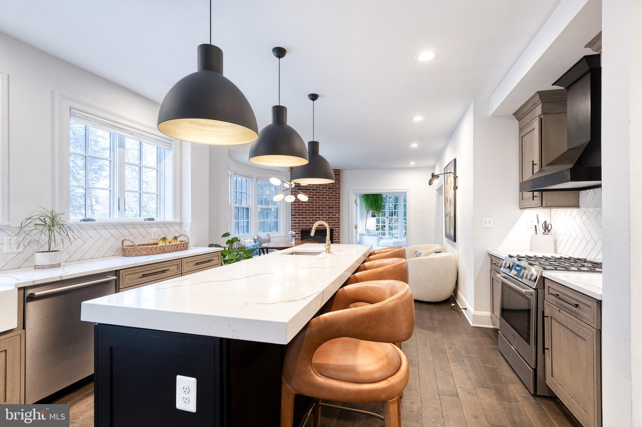 103 Witherspoon Road Baltimore, MD 21212 - Photo 23 of 62 Kitchen Island Seating